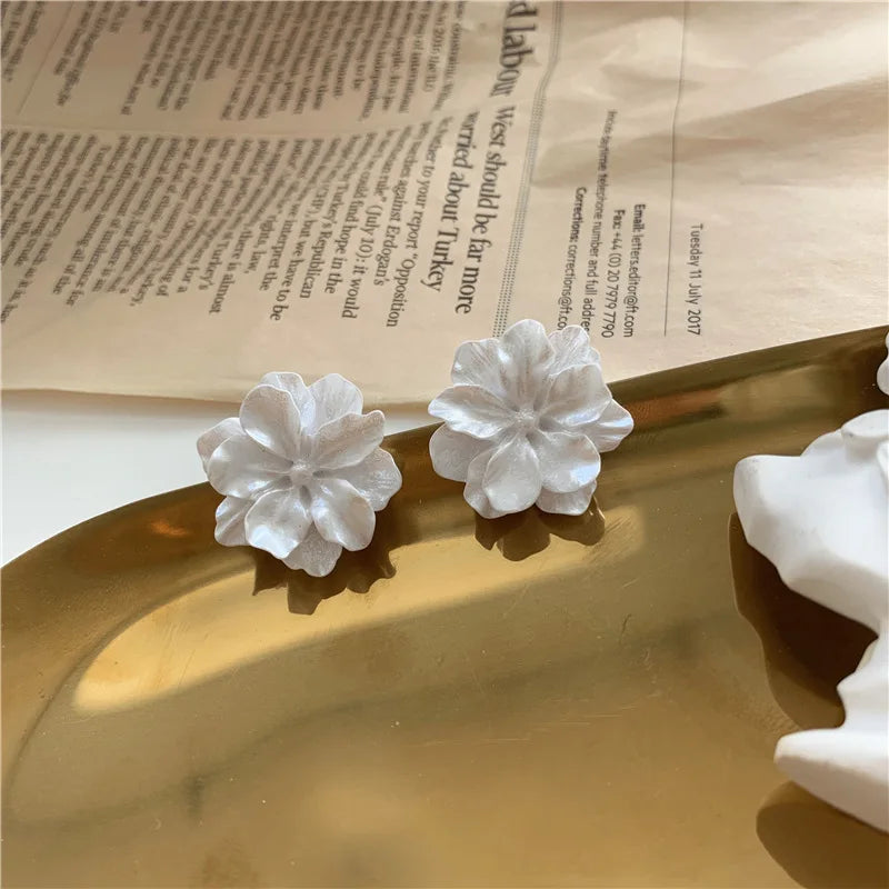 Big White Camellia Flower Stud Earring Female Simple Exaggerated Resin Ear Jewelry Wedding Best Friend Christmas Gift