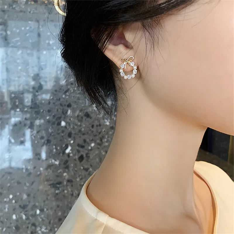 Round Wreath Bow Pearl Stud Earrings Elegant Trend Fashion Korean Women Jewelry Simple Pearl Stud Earrings Small Zircon Ear Clip