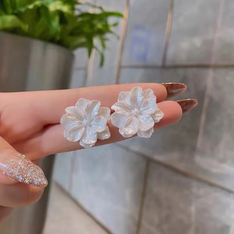 Big White Camellia Flower Stud Earring Female Simple Exaggerated Resin Ear Jewelry Wedding Best Friend Christmas Gift