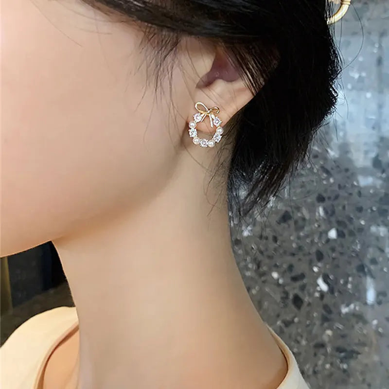 Round Wreath Bow Pearl Stud Earrings Elegant Trend Fashion Korean Women Jewelry Simple Pearl Stud Earrings Small Zircon Ear Clip