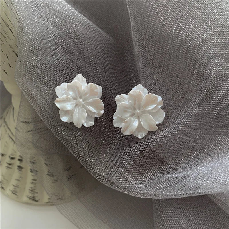 Big White Camellia Flower Stud Earring Female Simple Exaggerated Resin Ear Jewelry Wedding Best Friend Christmas Gift