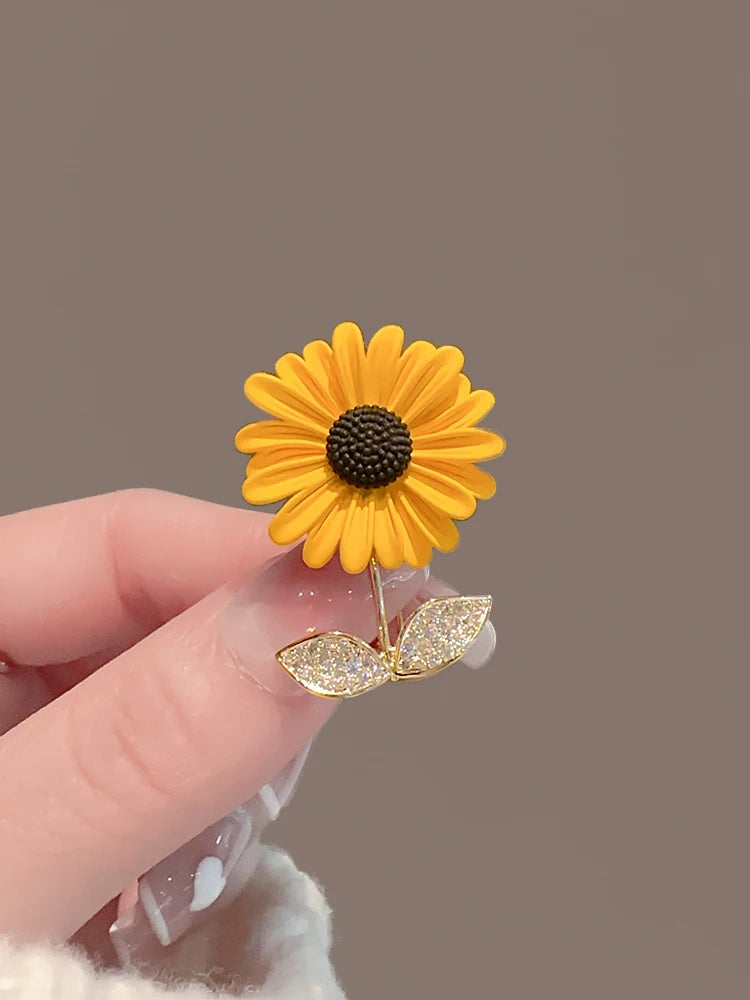 Trendy Sunflower Metal Brooch Exquisite Rhinestone Leaf Lapel Pins for Women Clothing Suit Badges Jewelry Accessories Gift