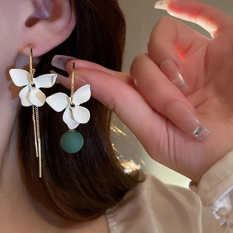 French Romantic White Petals Asymmetric Earrings Gold Color Tassel Long Earrings for Women Summer Fashion Jewelry Ear Jewelry