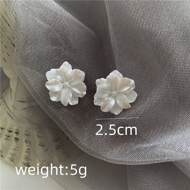 Big White Camellia Flower Stud Earring Female Simple Exaggerated Resin Ear Jewelry Wedding Best Friend Christmas Gift