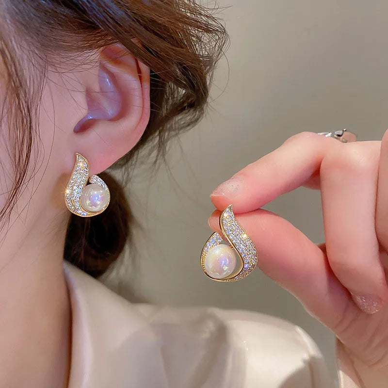 New Fashion Crystal Women's Unusual Earrings Gold Color Flame Pearl Stud Earrings Korean Style Ear Jewelry boucle d'oreilles