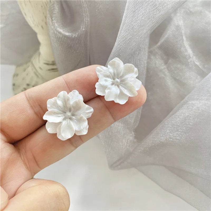 Big White Camellia Flower Stud Earring Female Simple Exaggerated Resin Ear Jewelry Wedding Best Friend Christmas Gift