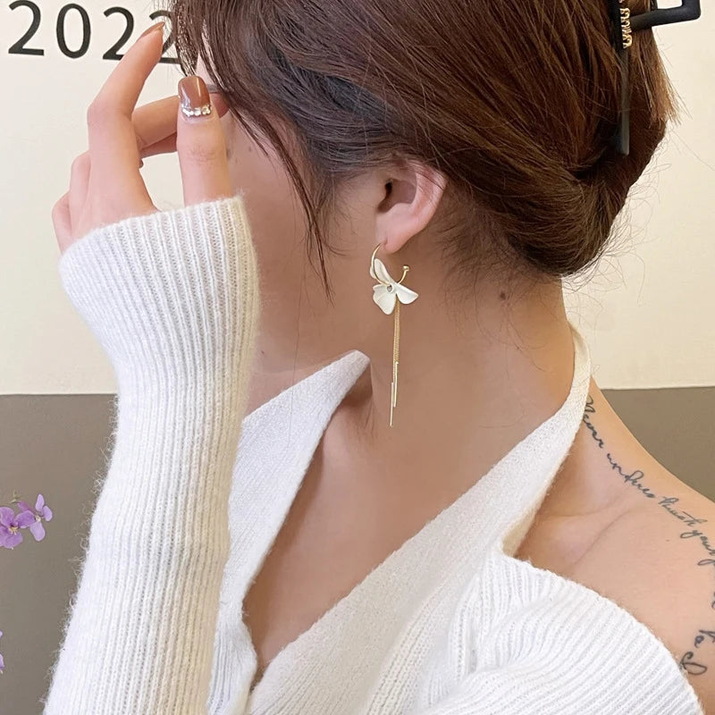 French Romantic White Petals Asymmetric Earrings Gold Color Tassel Long Earrings for Women Summer Fashion Jewelry Ear Jewelry