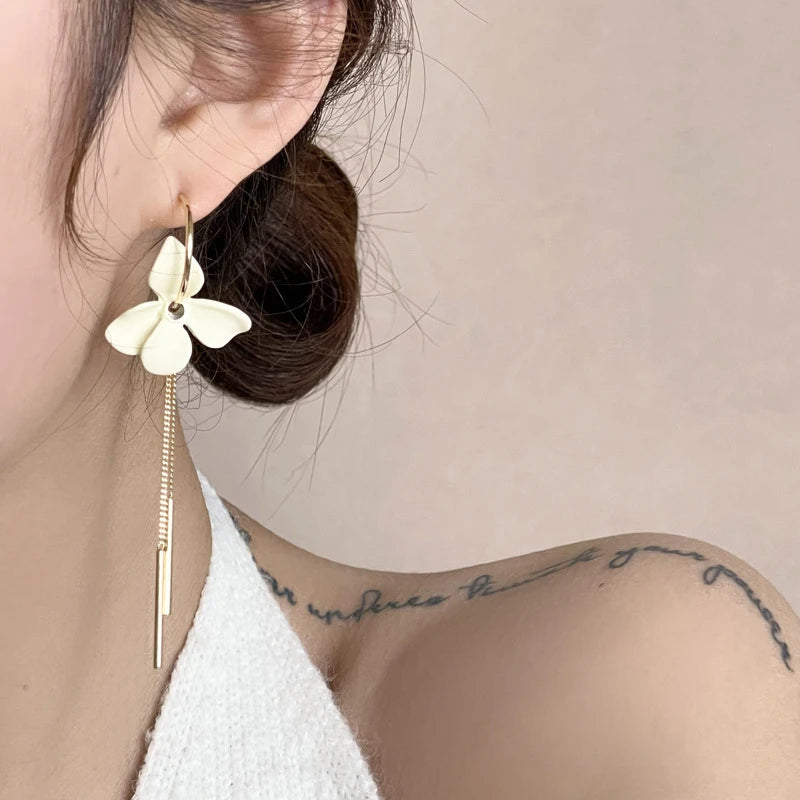 French Romantic White Petals Asymmetric Earrings Gold Color Tassel Long Earrings for Women Summer Fashion Jewelry Ear Jewelry