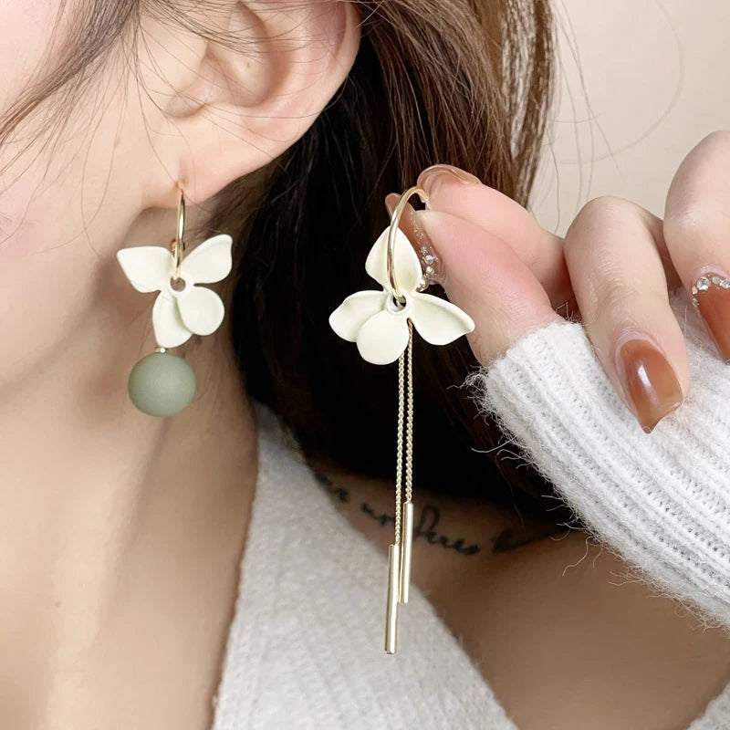 French Romantic White Petals Asymmetric Earrings Gold Color Tassel Long Earrings for Women Summer Fashion Jewelry Ear Jewelry